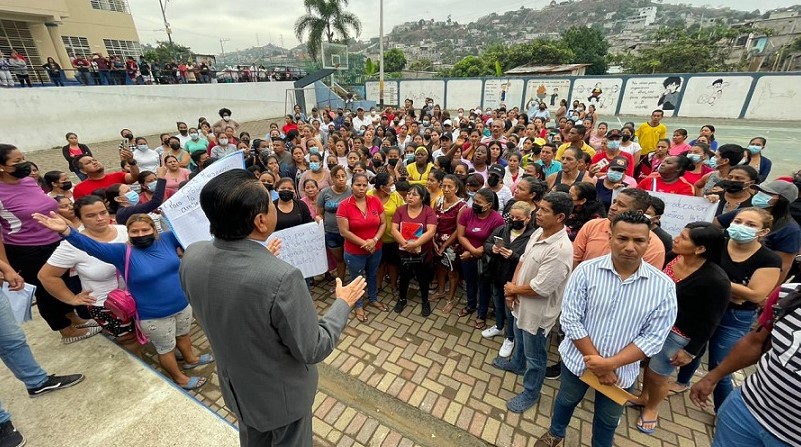 El Gobernador del Guayas comprometió resguardo policial en las horas de ingreso y salida de estudiantes en el noroeste de Guayaquil. Foto: Cortesía Gobernación del Guayas