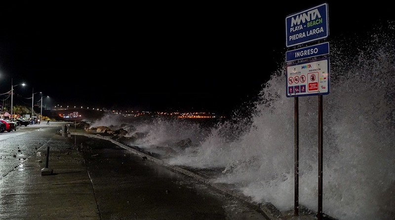 En Manta (provincia de Manabí) las olas rompieron con fuerza contra un muro de escollera la tarde y noche del domingo 29 de enero de 2023. Foto: Alcaldía de Manta