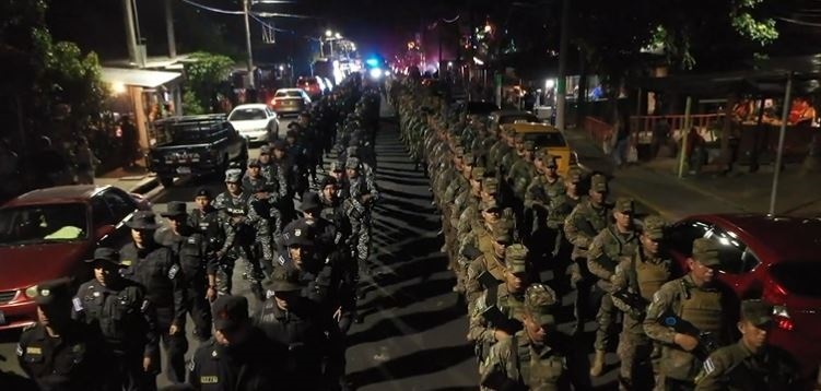 Militares y policías en el municipio de Soyapango, El Salvador. Foto. Europa Press.