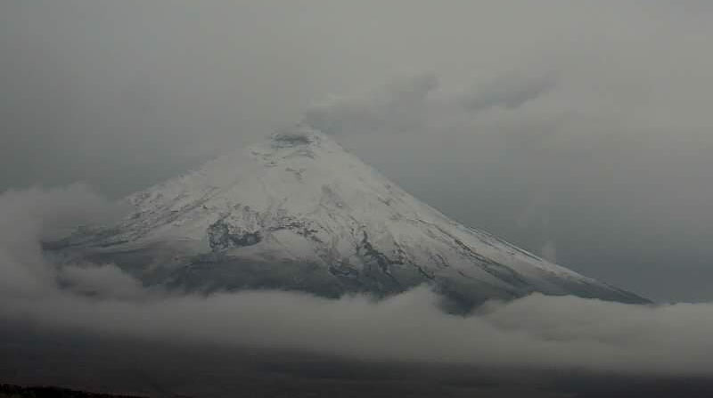 El volcán Cotopaxi mantienen una emisión continua de gas, vapor y ceniza este miércoles, 4 de enero de 2023. Foto: Twitter @IGeofisico