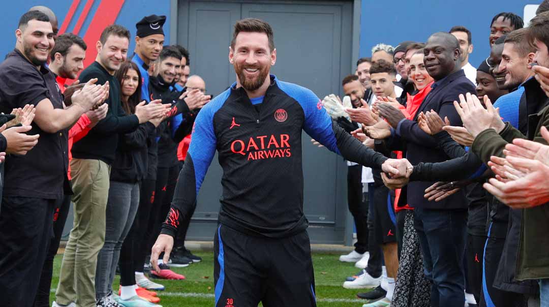 Lionel Messi retornó a los entrenamientos del PSG en medio de aplausos de sus compañeros. Foto: Twitter @PSG_espanol