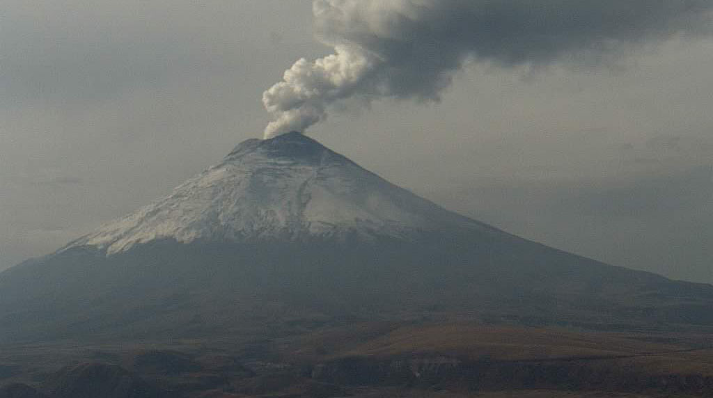 Este viernes se alerta de la caída de ceniza del volcán Cotopaxi en las inmediaciones del Parque Nacional Cotopaxi. Foto: Twitter