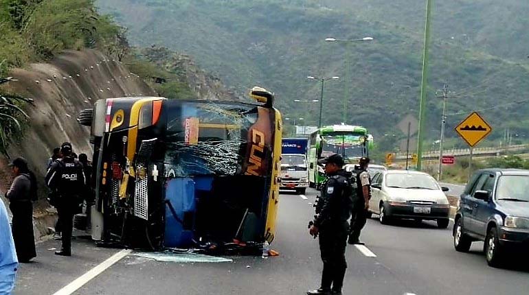 Ocho personas resultaron afectadas en el vuelco de un bus escolar. Foto: Twitter Bomberos de Quito