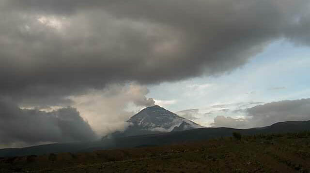 Una nube de gas se visualiza sobre el cráter del volcán Cotopaxi este martes, 10 de enero de 2023. Foto: Twitter
