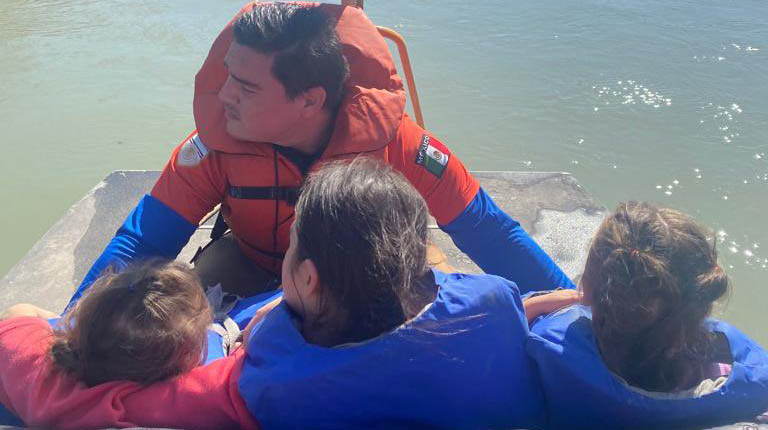 Tres niñas de 9, 6 y un año y medio de edad fueron rescatadas del Río Bravo, en la frontera entre México y Estados Unidos. Foto: Twitter @SEGOB_mx