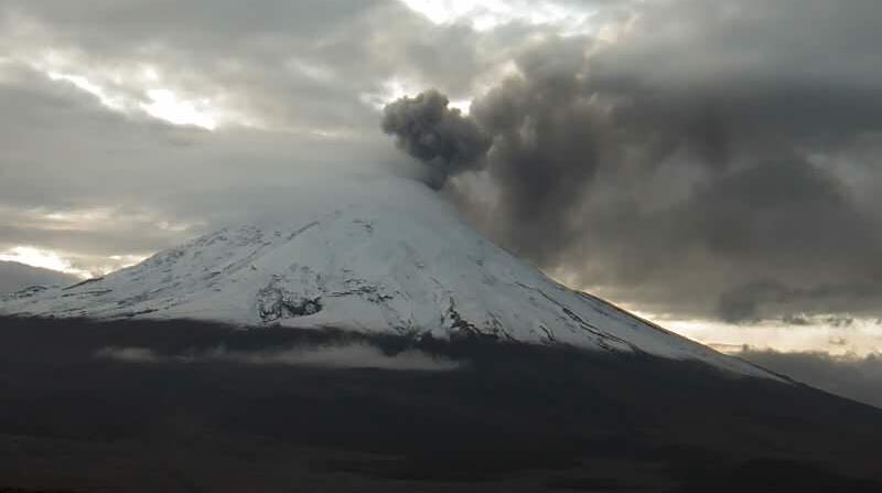 Este jueves, 12 de enero, se registra la emisión de vapor, gases y ceniza en el volcán Cotopaxi. Foto: Twitter