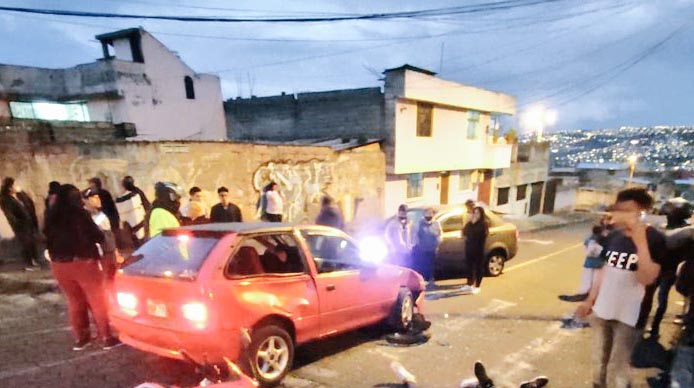 Un vehículo pequeño y una motocicleta ocasionaron un siniestro de tránsito en el sur de Quito. Foto: Twitter @AguantaMijin