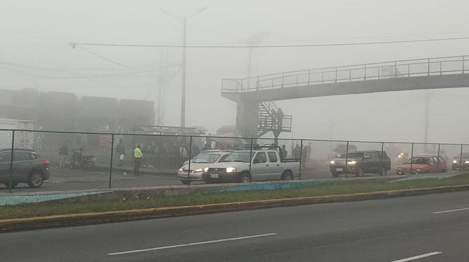 La neblina se hizo presente en varias zonas de Quito y complicó el tránsito por ejemplo en la avenida Simón Bolívar. Foto: AMT
