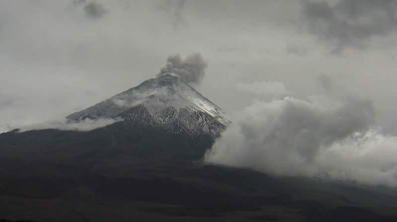 La Secretaría de Gestión de Riesgos alerta de la caída leve de ceniza volcánica en dos parroquias de Latacunga. Foto: Twitter