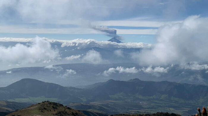 Este jueves se registra la emisión de una nube de ceniza en el volcán Cotopaxi. Foto: Twitter IGeofísico