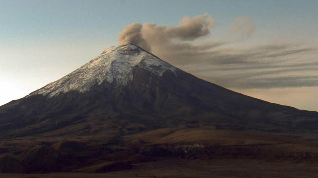 El volcán Cotopaxi emite una nube de ceniza y gases este viernes, 27 de enero de 2023. Foto: Twitter