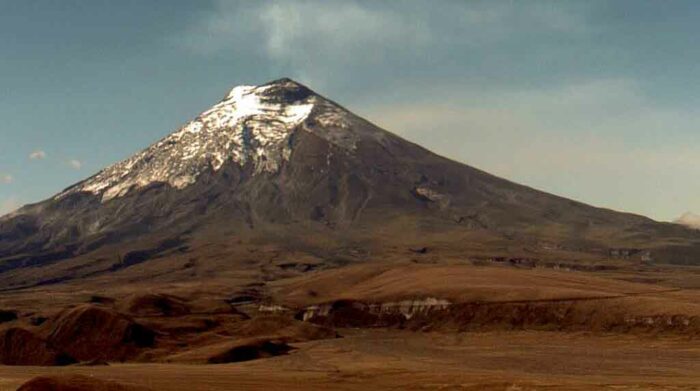 El volcán Cotopaxi amaneció con una nube de ceniza y gases este 30 de enero de 2023. Foto: Twitter @IGeofísico