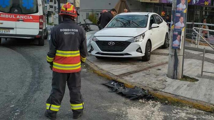 Un vehículo se impactó contra un pasamano de seguridad en la Mariano Echeverría y Brasil, norte de Quito. Foto: Twitter Bomberos Quito