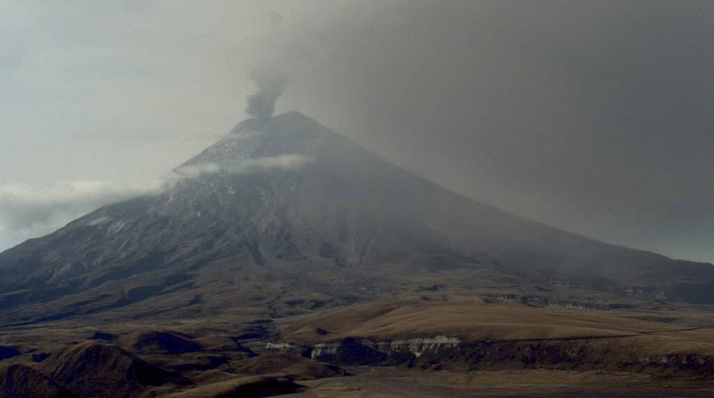Nube de ceniza del volcán Cotopaxi alcanzó los 2,5 kilómetros sobre el cráter y se registra caída de este material en Mulaló. Foto: Twitter