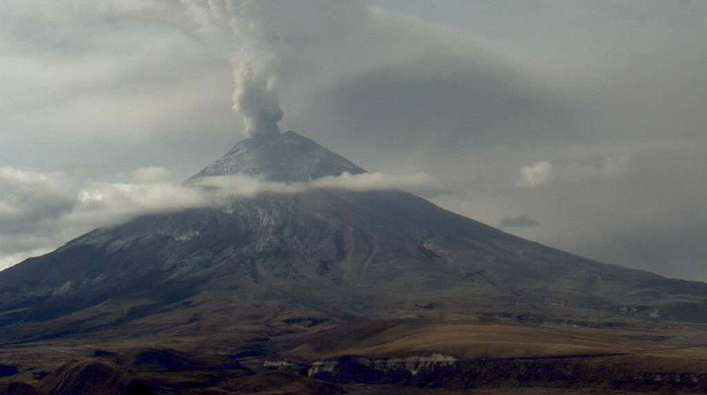 Este 31 de enero de 2023 se registra la emisión de ceniza y gases en el volcán Cotopaxi. Foto: Twitter
