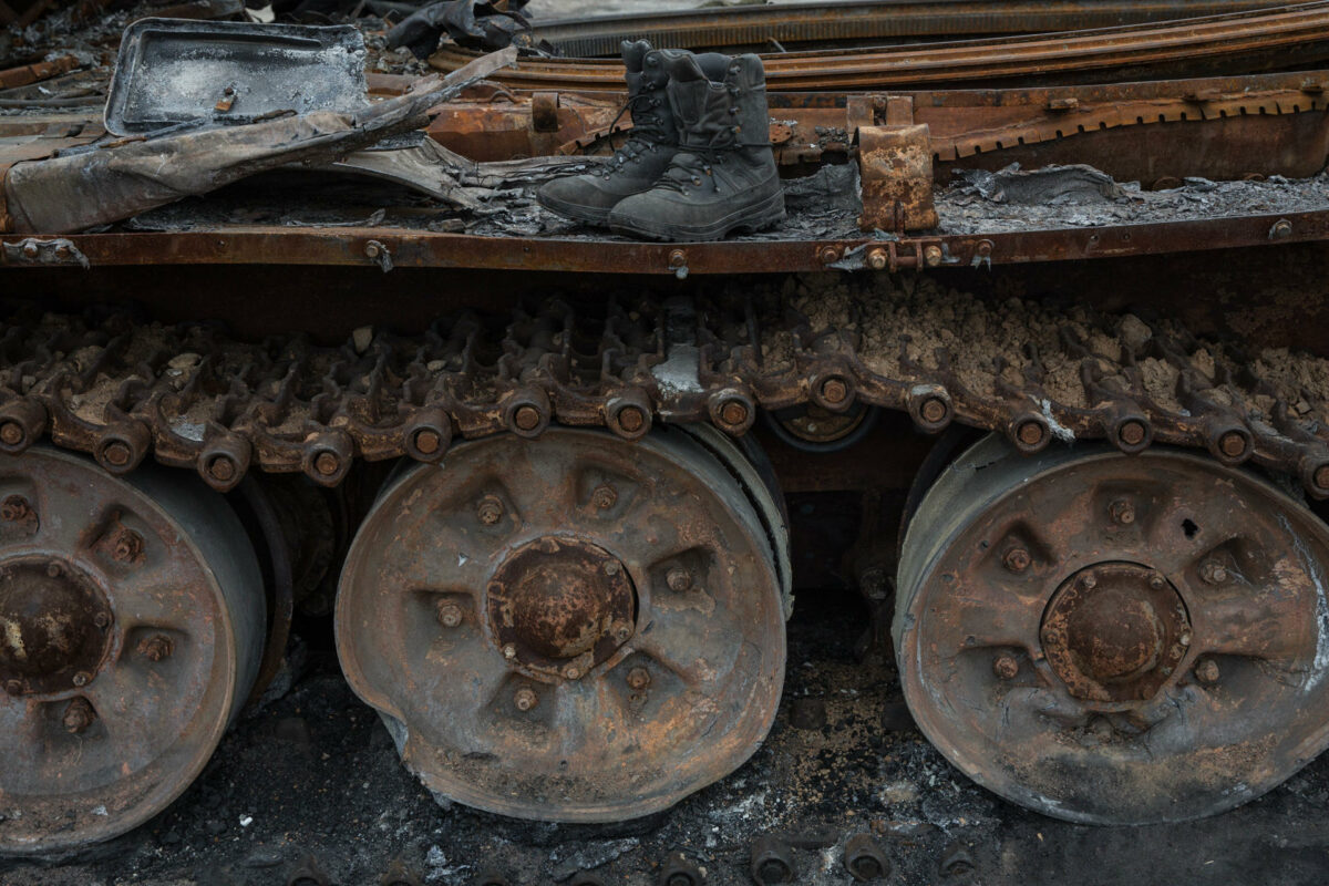 Imagen de archivo de unas botas encima de los restos de un tanque abandonado tras un combate en Ucrania. Foto: EFE