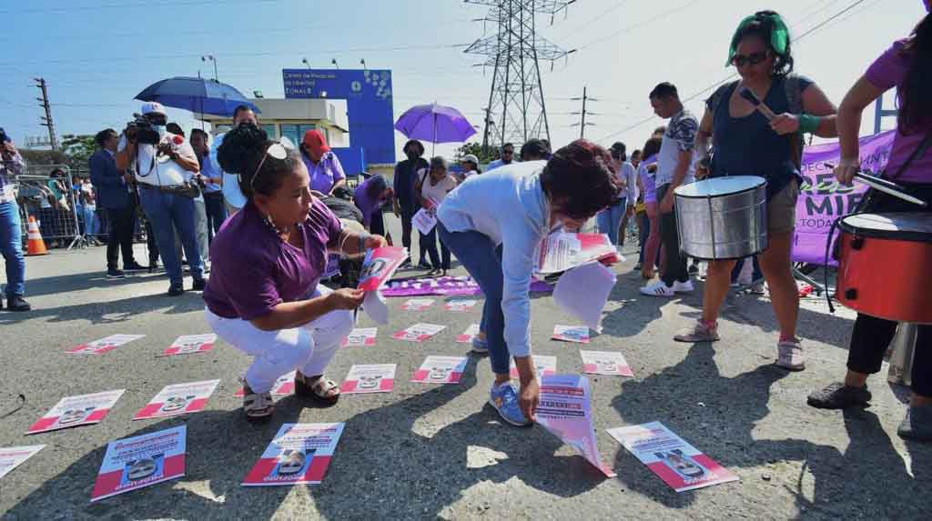 Mujeres protagonizan un plantón a las afueras de la cárcel La Roca por ampliación de versión de Germán Cáceres. Enrique Pesantes/ EL COMERCIO