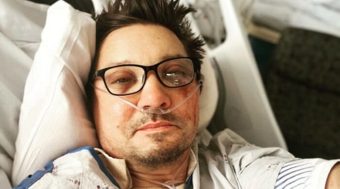Jeremy Renner compartió una foto desde la sala de cuidados intensivos a través de su cuenta de Instagram. Foto: Instagram