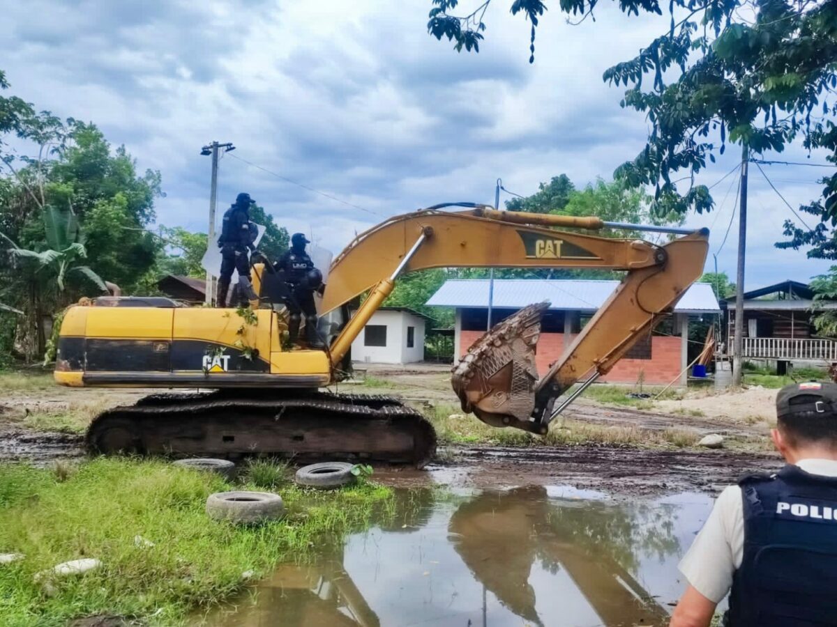 Dos excavadoras son parte de la maquinaria decomisada a orillas del río Jatunyacu. Foto: Policía Nacional