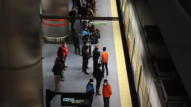 El Metro de Quito ya funciona y se habilitó una página web para que las personas obtengan su pase gratuito y conocer los trenes. Foto: Diego Pallero/ EL COMERCIO