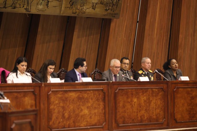 Nelson Proaño, jefe FFAA, y Luis Lara, ministro Defensa, en Comisión de Enmiendas. Foto: Asamblea