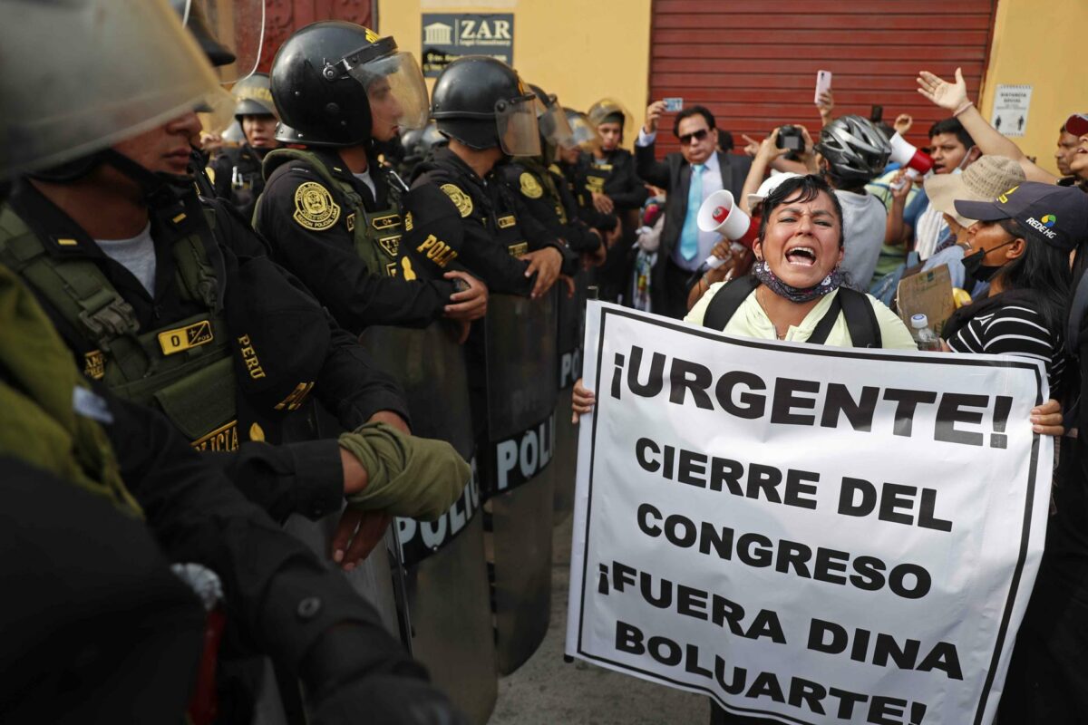Ciudadanos protestan junto a la sede de la Prefectura, donde se encuentran los manifestantes detenidos, en Lima. Foto: EFE