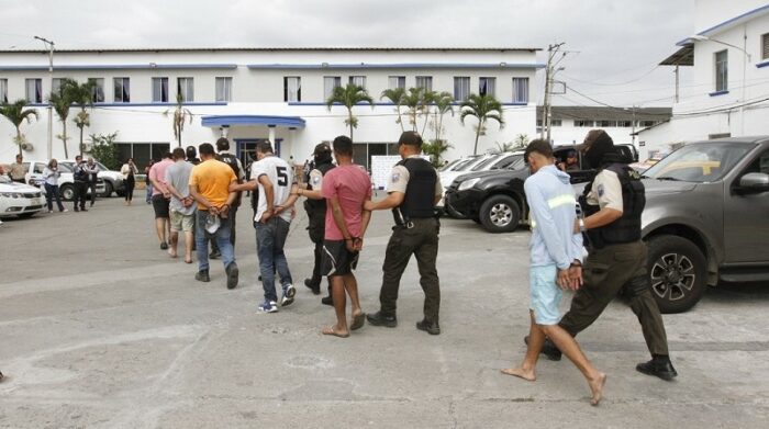 Policía capturó a ocho sospechosos de robo y ataque armado contra cuatro servidores policiales en Guayaquil. Foto: Cortesía Policía Zona 8