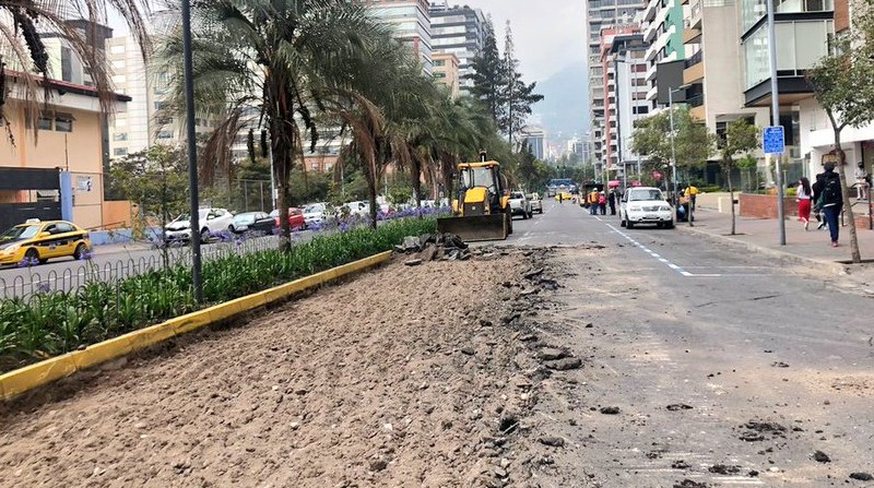 Un carril de la avenida Portugal fue cerrado, luego de que se levantara el asfalto por trabajos que se ejecutarán en esa vía del norte de Quito. Foto: Twitter Obras Quito