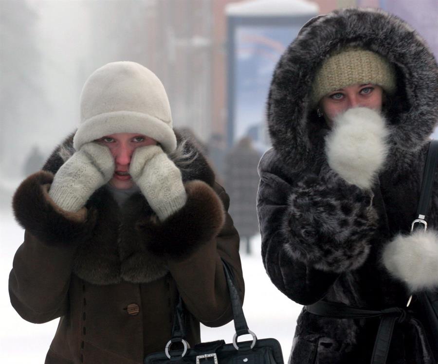 Mujeres rusas se protegen la cara del frío en una imagen de archivo. Foto: EFE