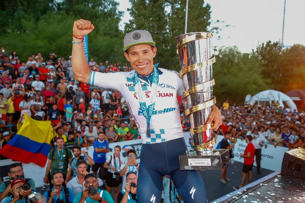 Miguel Ángel 'Supermán' López celebra el triunfo en la Vuelta a San Juan 2023. Foto: Twitter Vuelta a San Juan