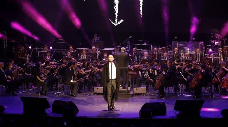 El cantautor colombiano Santiago Cruz presenta su espectáculo sinfónico por primera vez en Quito. Foto: cortesía Santiago Cruz
