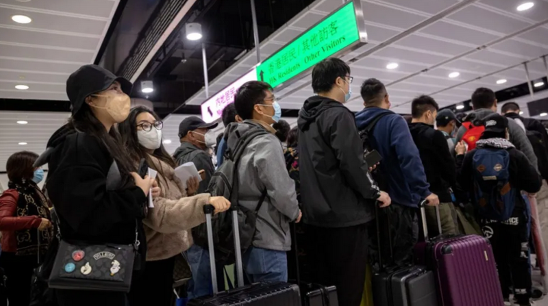 Decenas de miles de hongkoneses aprovecharon la reapertura de fronteras para ingresar a China. EFE