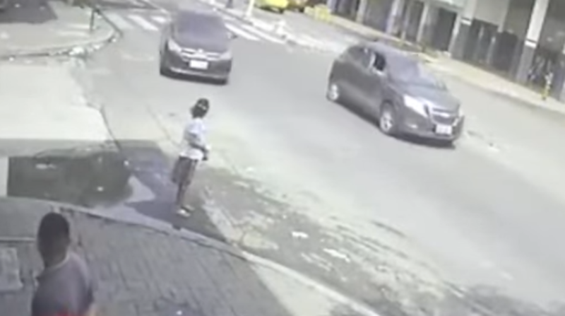 En el video se puede ver que el automóvil salpica de agua a la mujer y ella se asusta. Foto: video cámaras de seguridad
