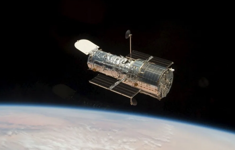Imagen de archivo que muestra el telescopio Hubble en la órbita del planeta Tierra. Foto: EFE/NASA/Handout