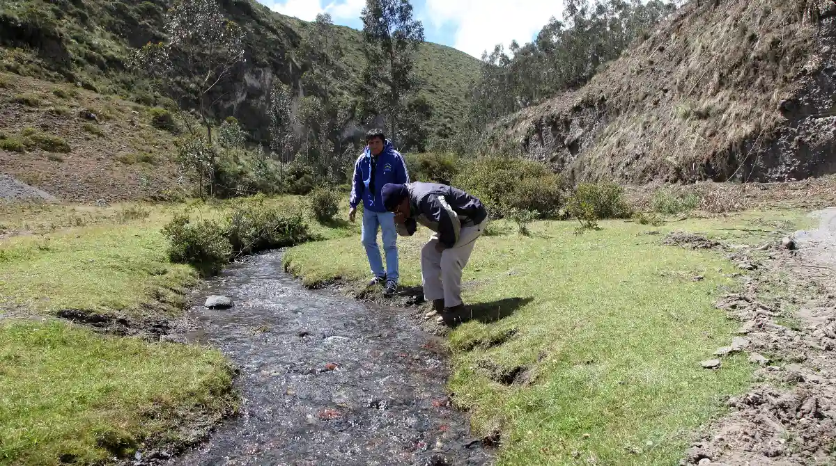 En Mulaló, los habitantes son los encargados de verificar semanalmente el estado del agua afectada por el volcán Cotopaxi. Foto: Archivo / EL COMERCIO