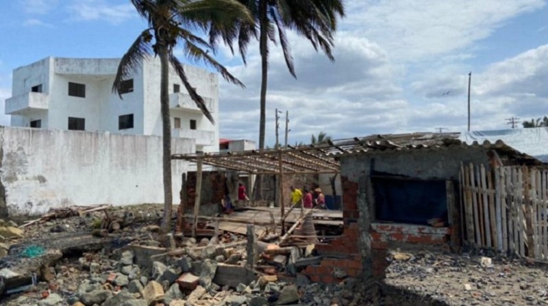 Una vivienda de la comuna Las Gilces en Crucita (Portoviejo) quedó al borde del colapso, al igual que el cerramiento de un edificio vecino. Foto: Cortesía El Diario de Manabí