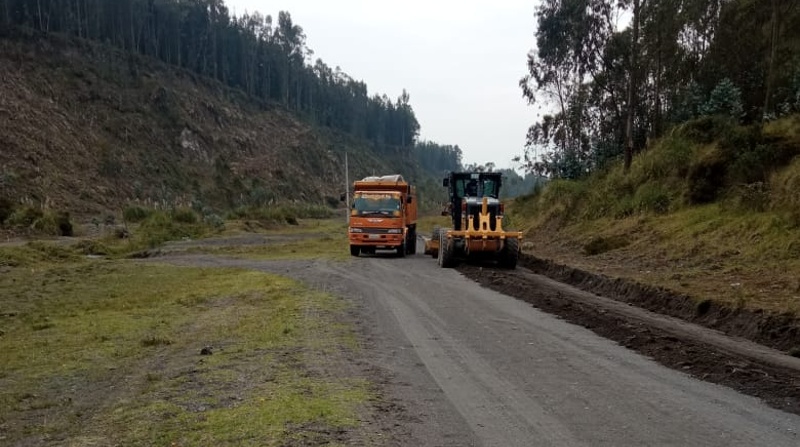 Los habitantes de Mulaló reciben apoyo con maquinaria para mejorar el trazado vial cercano al volcán Cotopaxi. Foto cortesía Nelson Ávila