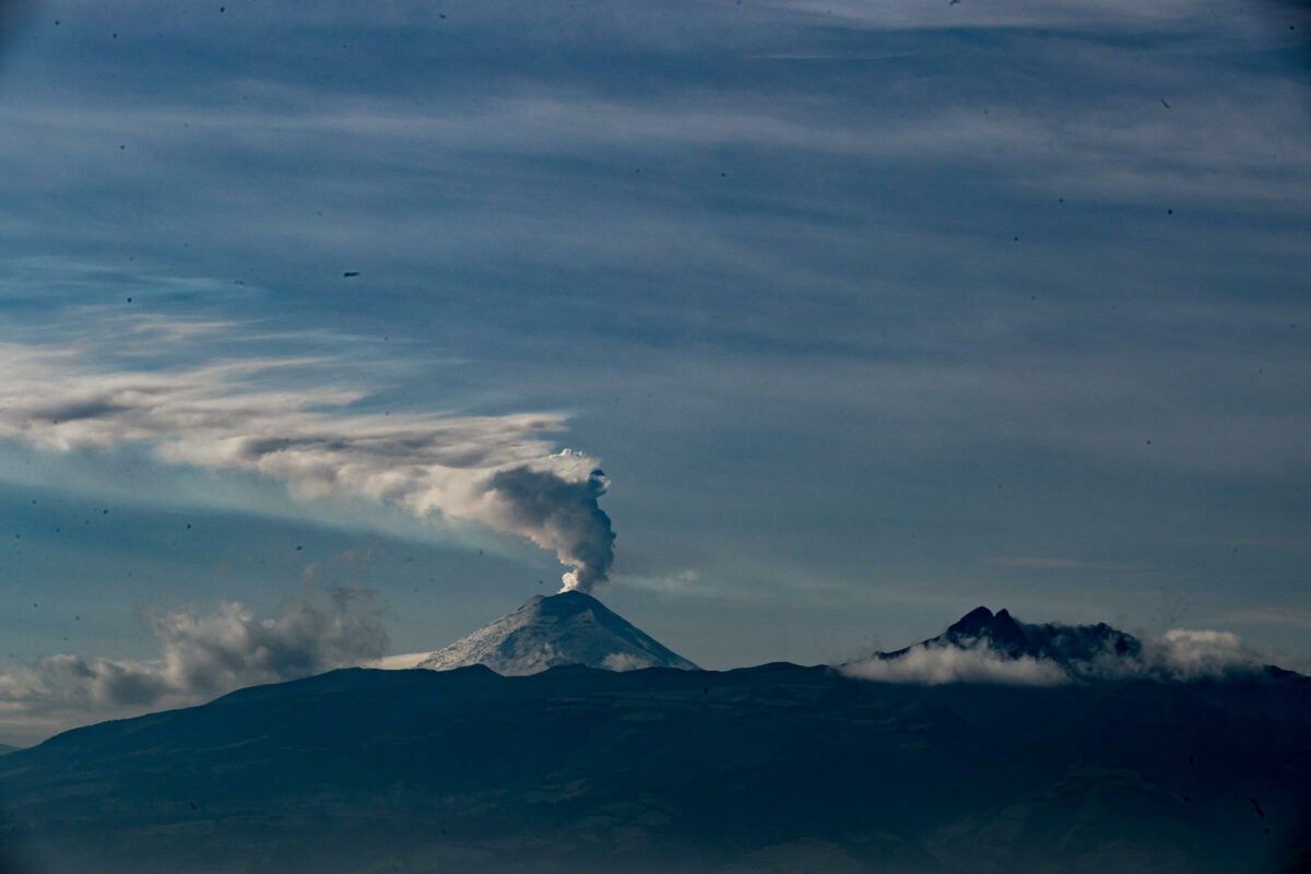 Imagen de archivo de una columna emanada por el volcán Cotopaxi. Foto: EFE