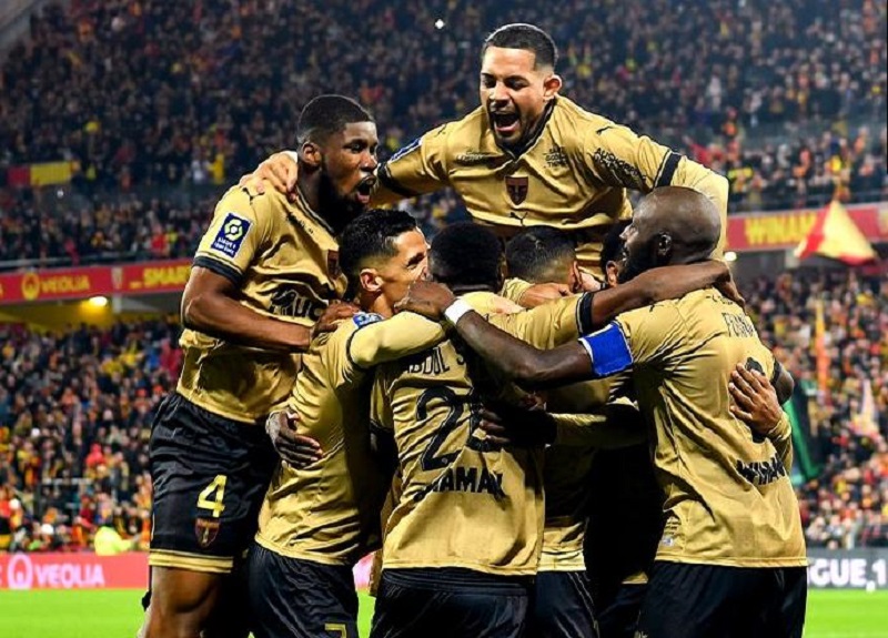 El RC Lens, segundo en la Ligue One de Francia, dio la sorpresa con un 3-1 ante el París Saint Germain (PSG) que pese a la derrota se mantiene líder. Foto: Twitter