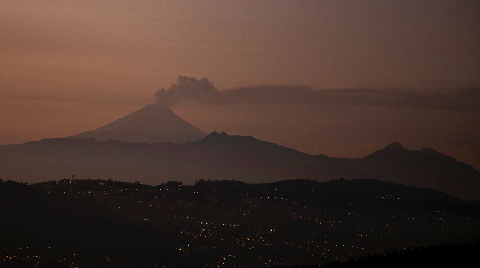 Una nube delgada de ceniza de un kilómetro de alto se registra en el volcán Cotopaxi este viernes. Foto: Julio Estrella / EL COMERCIO