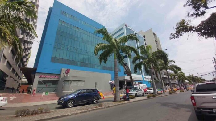 Al menos cuatro hombres armados ingresaron a un hospital de Guayaquil donde se enfrentaron con otro grupo que se encontraba en el lugar custodiando a un paciente. Foto: EL COMERCIO