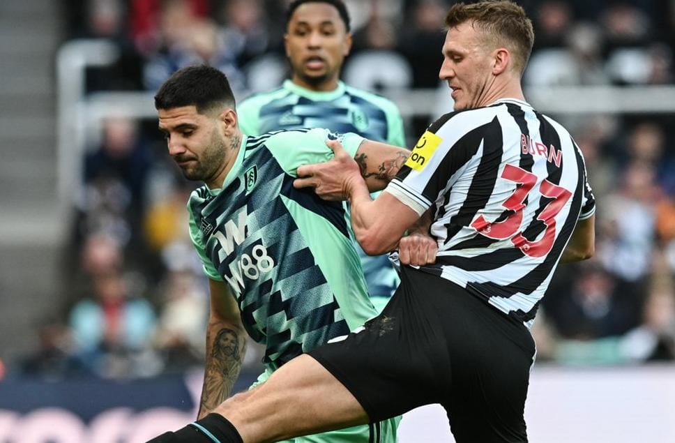 Aleksandar Mitrovic del Fulham pelea un balón con un rival del Newcastle. Foto: Twitter @Fulham