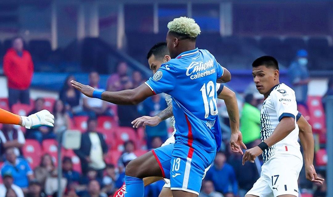 Michael Estrada disputa un balón en el partido del Cruz Azul ante el Monterrey. Foto: Twitter @CruzAzul