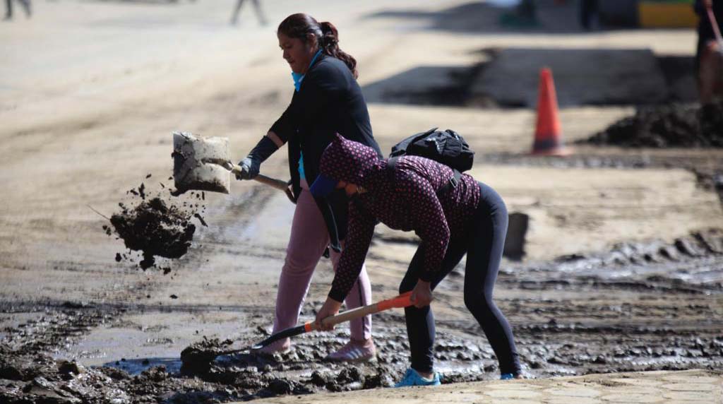 Los pobladores de Guayllabamba continúan las labores de limpieza del lodo y escombros tras el aluvión que se registró el sábado 14 de enero de 2023. Foto: Patricio Terán / EL COMERCIO