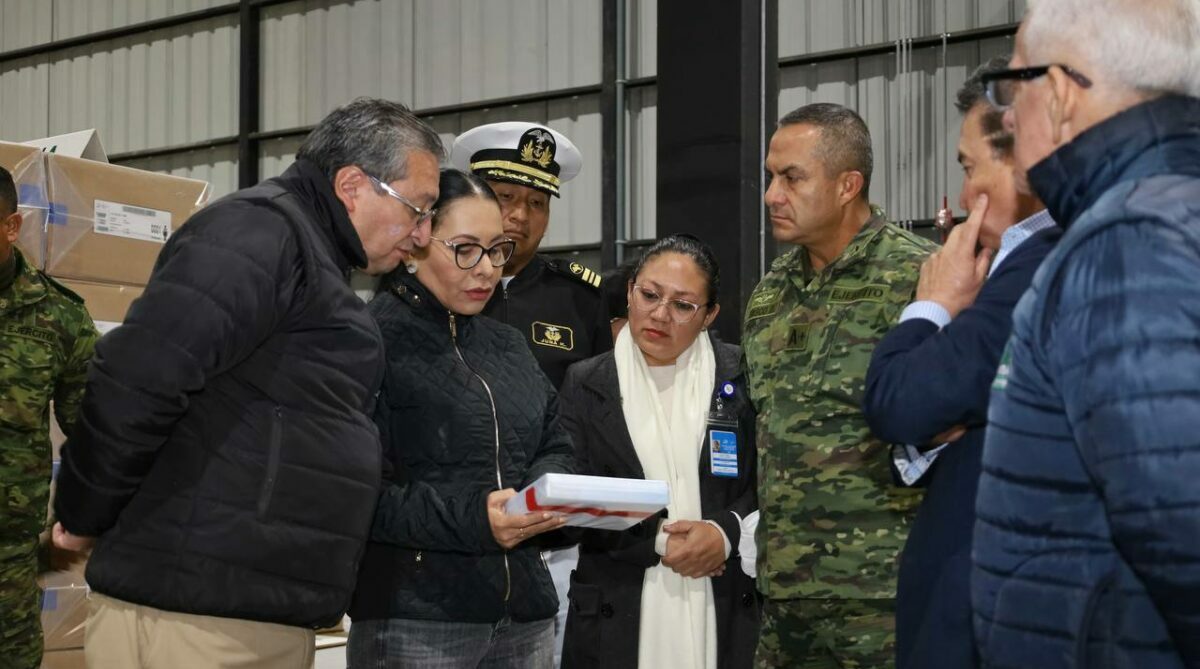 Diana Atamaint, en compañía del consejero José Cabrera, verificaron el envío de los paqiuetes electorales a las provincias amazónicas. Foto: CNE