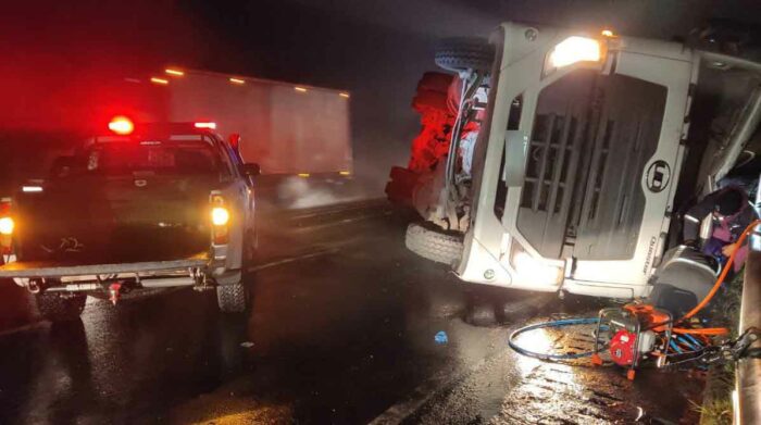 Un hombre de 32 años fue rescatado del camión que se volcó en al vía Alóag - Santo Domingo. Foto: Cortesía Bomberos de Mejía