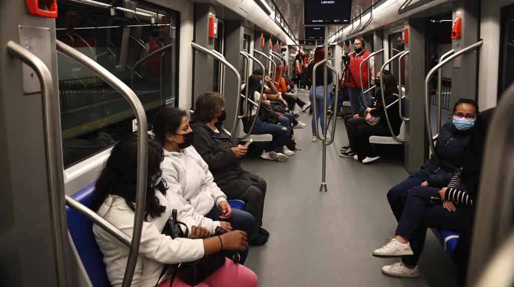 Usuarios realizan el primer viaje en el inicio de la segunda fase de inducción del Metro de Quito. Foto: Diego Pallero / EL COMERCIO