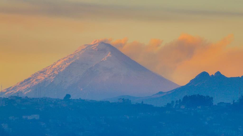 Este jueves, 26 de enero de 2023, el volcán Cotopaxi emite una nube delgada de ceniza. Foto: Patricio Terán / EL COMERCIO