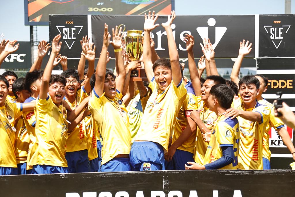 El Instituto Nacional Mejía con el trofeo de campeón de la Superliga Estudiantil. Foto: Diego Pallero/El Comercio