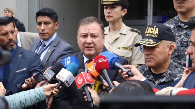 La denuncia del ministro del Interior, Juan Zapata, se presentó contra 21 personas que son candidatas a alcaldías, prefecturas y concejalías. Foto: Ministerio del Interior